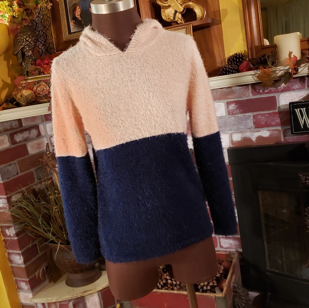 AUGUST SILK FUZZY LONG SLEEVE HOODIE SWEATER S